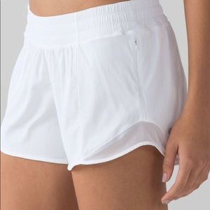 Lululemon White Hotty Hot Short 2.5